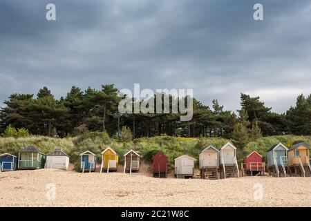 Strandhütten in Wells neben dem Meer unter stürmischem Himmel Stockfoto