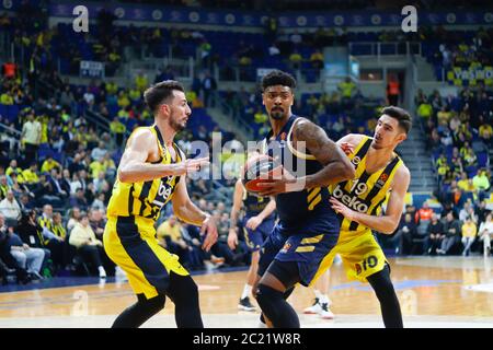 ISTANBUL / TÜRKEI - 20. FEBRUAR 2020: Jordan Mickey und Nando De Colo in Aktion während der EuroLeague 2019-20 Runde 24 Basketballspiel zwischen Fenerbahce und Real Madrid in der Ulker Sports Arena. Stockfoto