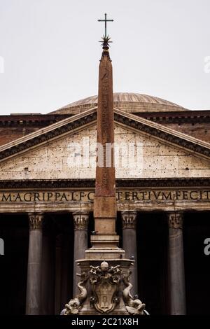 Rohfassade des Pantheons mit seinem Obelisken in Rom, Italien Stockfoto