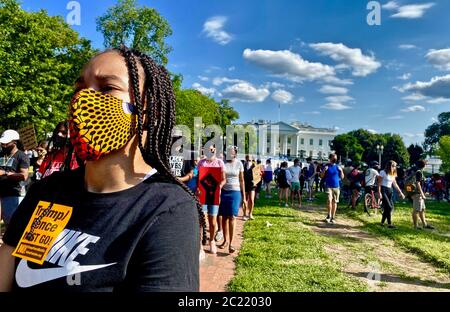 Washington D.C., District of Columbia, USA. Juni 2020. Wütende Demonstranten feiern Trumps Geburtstag auf seinem Rasen am Lafayette Square, eine Woche oder so, nachdem er seinem Geheimdienst befohlen hatte, Gas zu geben friedliche Demonstranten, die ihre ersten Änderungen der Redefreiheit ausübten, nach dem Mord an George Floyd vor dem Weißen Haus. Quelle: Amy Katz/ZUMA Wire/Alamy Live News Stockfoto