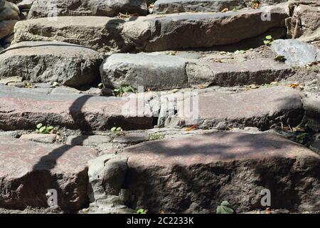 Abgenutzte Stufen einer alten Steintreppe in Kappeln in Norddeutschland Stockfoto