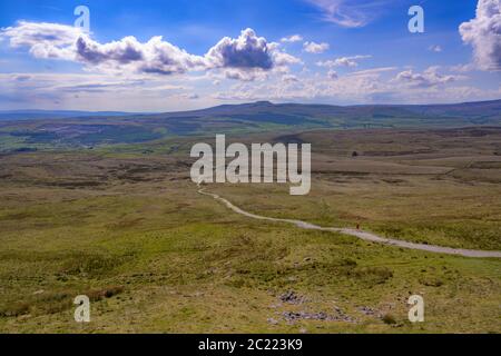 Blick in Richtung Ingleborough von Pen-y-ghent, Yorkshire Dales Stockfoto