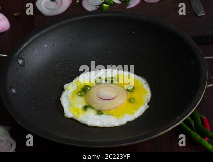 Food Photography of Egg garniert mit kühlen, Zwiebel und Curry Blätter in der Tischplatte sieht lecker und lecker. Stockfoto