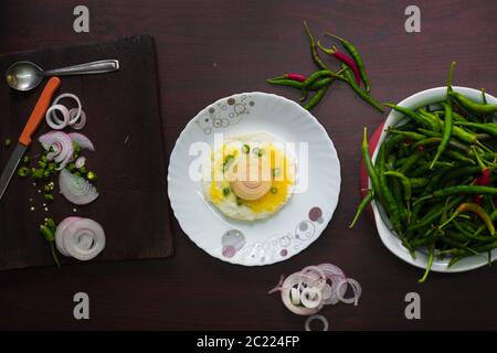 Food Photography of Egg garniert mit kühlen, Zwiebel und Curry Blätter in der Tischplatte sieht lecker und lecker. Stockfoto