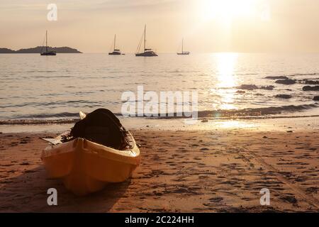 Kajak Boot am Sandstrand Stockfoto