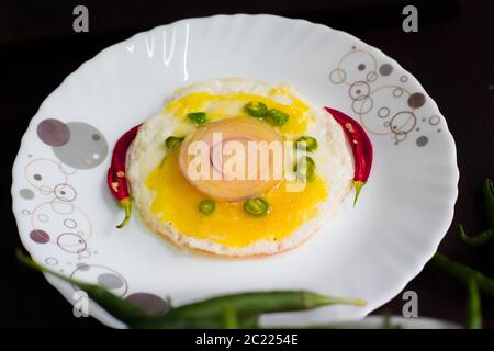 Food Photography of Egg garniert mit kühlen, Zwiebel und Curry Blätter in der Tischplatte sieht lecker und lecker. Stockfoto