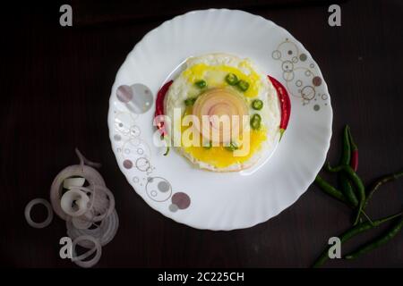 Food Photography of Egg garniert mit kühlen, Zwiebel und Curry Blätter in der Tischplatte sieht lecker und lecker. Stockfoto