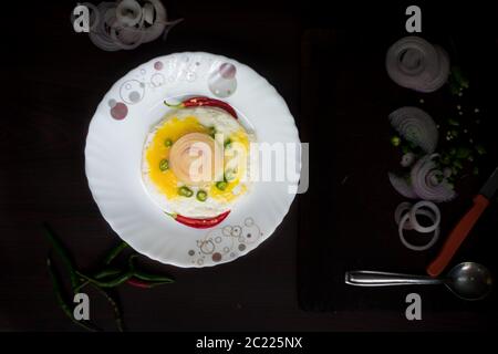 Food Photography of Egg garniert mit kühlen, Zwiebel und Curry Blätter in der Tischplatte sieht lecker und lecker. Stockfoto