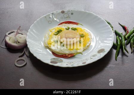 Food Photography of Egg garniert mit kühlen, Zwiebel und Curry Blätter in der Tischplatte sieht lecker und lecker. Stockfoto