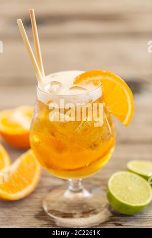 Radler mit Eis, Papierhalmen und orangefarbenen Keilen Stockfoto