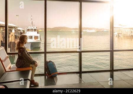 Junges Mädchen wartet auf Abenteuer. Stockfoto