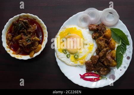 Food Photography of Egg garniert mit kühlen, Zwiebel und Curry Blätter in der Tischplatte sieht lecker und lecker. Stockfoto