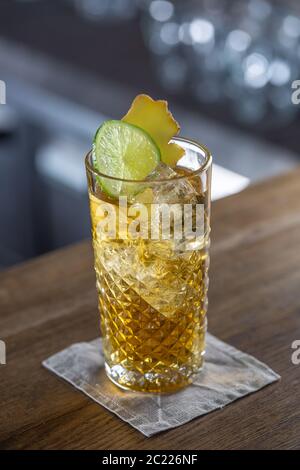 Whiskey Ingwer Cocktail mit Eis, frische Limette in einer Bar serviert Stockfoto