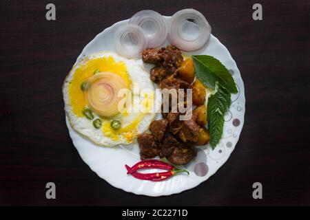 Food Photography of Egg garniert mit kühlen, Zwiebel und Curry Blätter in der Tischplatte sieht lecker und lecker. Stockfoto