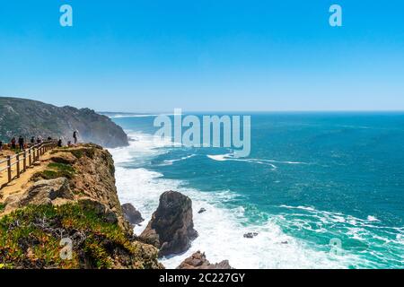 Der westlichste Punkt in Europa. Meer und der Horizont am Meer. Klares türkisfarbenes Meerwasser, Blick von der Klippe. Stockfoto