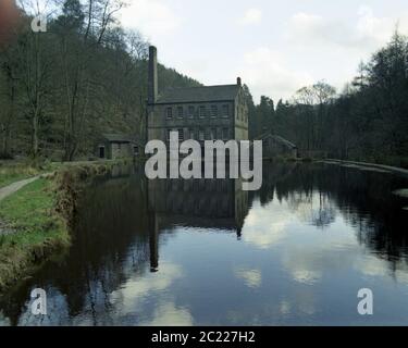 Gibson Mill Hebden Bridge, Gibson Mill, Hebden Bridge, Hardcastle Crags Mill Walk, Gibson Mill Reflection in Lake, Mill Reflection, Old Mill reflectio Stockfoto