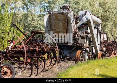 Alte und Geschichte Traktor auf einem Feld Stockfoto