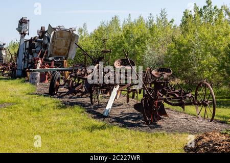 Alte und Geschichte Traktor auf einem Feld Stockfoto