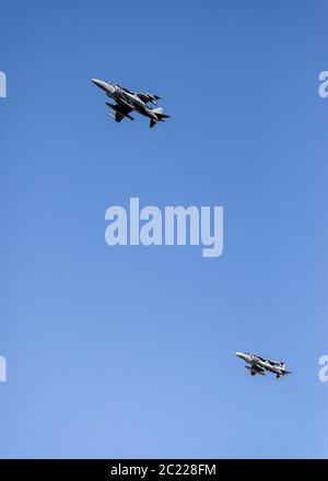 Zwei Armeekämpfer fliegen durch den Himmel während der Ausstellung des spanischen Armeetags in Sevilla, Spanien Stockfoto