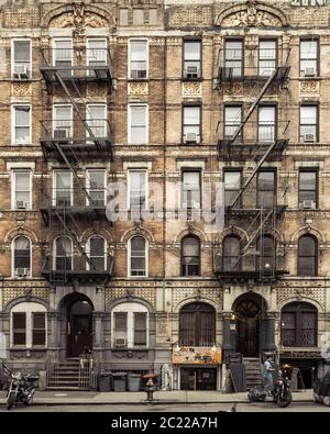 Die Mietskaserne bei 96 und 98 St. Mark's Place in New York City, die auf dem Cover von LED Zeppelins Album Physical Graffiti standen Stockfoto