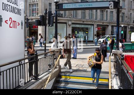 Londoners gehen am ersten Handelstag seit Beginn der COVID-19-Sperre auf der Oxford Street einkaufen. London, Großbritannien. 15. Juni 2020. Stockfoto