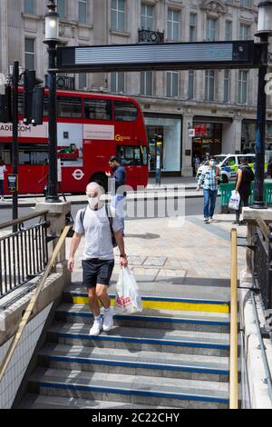 Londoners gehen am ersten Handelstag seit Beginn der COVID-19-Sperre auf der Oxford Street einkaufen. London, Großbritannien. 15. Juni 2020. Stockfoto