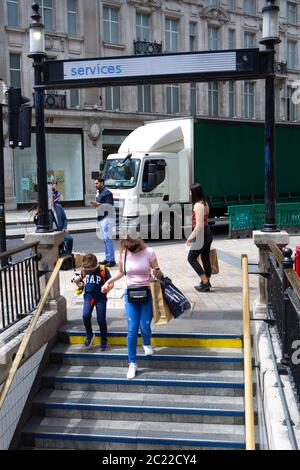Londoners gehen am ersten Handelstag seit Beginn der COVID-19-Sperre auf der Oxford Street einkaufen. London, Großbritannien. 15. Juni 2020. Stockfoto