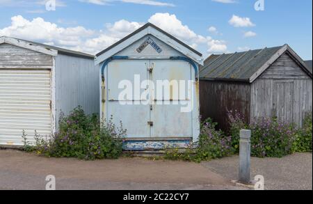 Drei geschlossene Strandhütten an einem sonnigen Tag. Shoeburyness, Southend on Sea, Essex Stockfoto