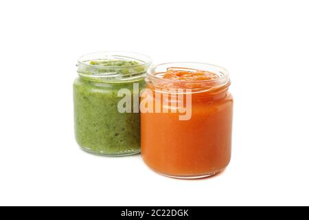 Gläser mit gesunden Babynahrung isoliert auf weißem Hintergrund Stockfoto