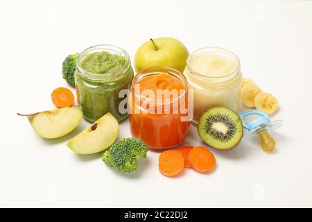Zusammensetzung mit Babynahrung auf weißem Hintergrund. Gemüsebrei Stockfoto