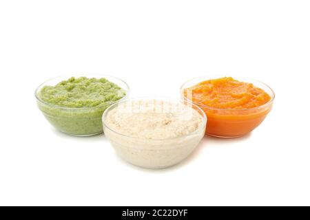 Schüsseln mit gesunder Babynahrung isoliert auf weißem Hintergrund Stockfoto