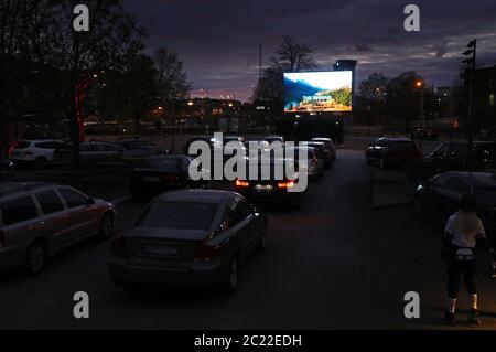 Linkoping, Schweden 20200425 Stanley Kubricks "The Shining" wird in dieser Corona Times in einem Drive-in-Kino im Zentrum von Linköping am Samstagabend gezeigt. Die Mitarbeiter auf Rollschullaufbahn bestellen während des Films Süßigkeiten und Popcorn. Foto Jeppe Gustafsson Stockfoto