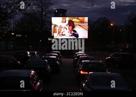 Linkoping, Schweden 20200425 Stanley Kubricks "The Shining" wird in dieser Corona Times in einem Drive-in-Kino im Zentrum von Linköping am Samstagabend gezeigt. Die Mitarbeiter auf Rollschullaufbahn bestellen während des Films Süßigkeiten und Popcorn. Foto Jeppe Gustafsson Stockfoto