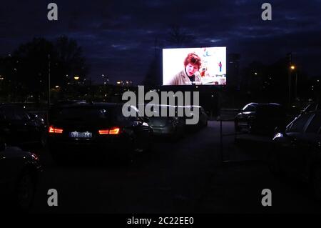 Linkoping, Schweden 20200425 Stanley Kubricks "The Shining" wird in dieser Corona Times in einem Drive-in-Kino im Zentrum von Linköping am Samstagabend gezeigt. Die Mitarbeiter auf Rollschullaufbahn bestellen während des Films Süßigkeiten und Popcorn. Foto Jeppe Gustafsson Stockfoto