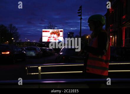 Linkoping, Schweden 20200425 Stanley Kubricks "The Shining" wird in dieser Corona Times in einem Drive-in-Kino im Zentrum von Linköping am Samstagabend gezeigt. Die Mitarbeiter auf Rollschullaufbahn bestellen während des Films Süßigkeiten und Popcorn. Foto Jeppe Gustafsson Stockfoto