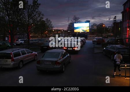 Linkoping, Schweden 20200425 Stanley Kubricks "The Shining" wird in dieser Corona Times in einem Drive-in-Kino im Zentrum von Linköping am Samstagabend gezeigt. Die Mitarbeiter auf Rollschullaufbahn bestellen während des Films Süßigkeiten und Popcorn. Foto Jeppe Gustafsson Stockfoto