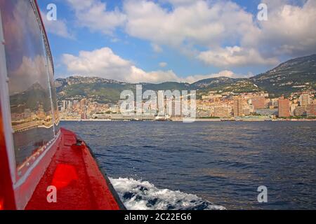 Blick vom Mittelmeer auf das Fürstentum Monaco und Monte Carlo mit seinen dichten Wolkenkratzern, dem Yachthafen, dem Palast und dem Casino. Stockfoto