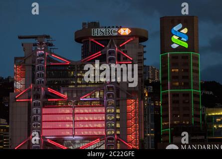 Hongkong, China. Juni 2020. Eine Nahaufnahme der Hong Kong and Shanghai Banking Corporation (HSBC) (L) und Standard Chartered (R) im Herzen des Finanzbereichs von Hong Kong am 16. Juni 2020. Kredit: May James/ZUMA Wire/Alamy Live Nachrichten Stockfoto