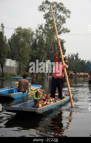 Die Insel der Puppen (La Isla de las Muñecas) kleine Inseln im Xochimilco-See, Mexiko-Stadt, Mexiko mit Mann rudern ein Boot Stockfoto