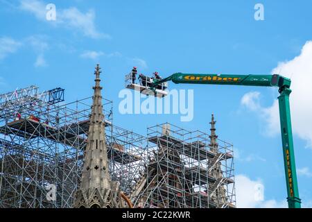 Arbeiter demontieren im Juni 2020 das Gerüst der Kathedrale Notre Dame de Paris Stockfoto