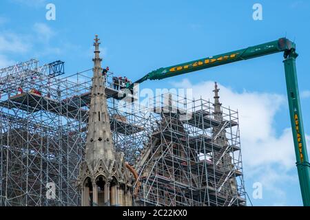 Arbeiter demontieren im Juni 2020 das Gerüst der Kathedrale Notre Dame de Paris Stockfoto