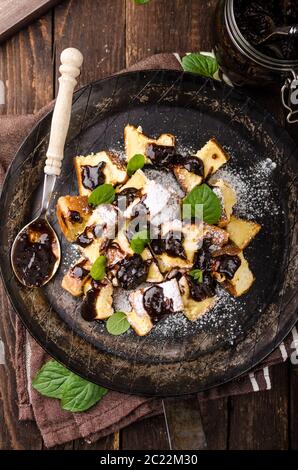 Geschnittener Pfannkuchen, Kaiserschmarrn delish Dessert mit Pflaumen, Foodfotografie, Essen lieferbar Stockfoto