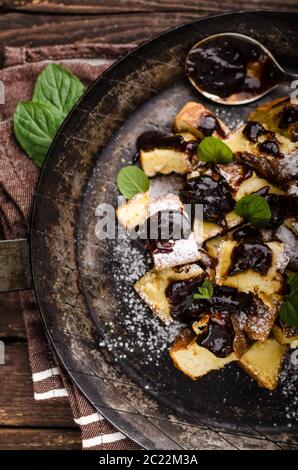 Geschnittener Pfannkuchen, Kaiserschmarrn delish Dessert mit Pflaumen, Foodfotografie, Essen lieferbar Stockfoto