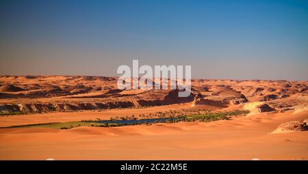 Panorama Luftaufnahme zu den Seen Djiara, Ahoita, Daleyala und Boukkou Gruppe von Seen in Ounianga Serir am Ennedi, Tschad Stockfoto