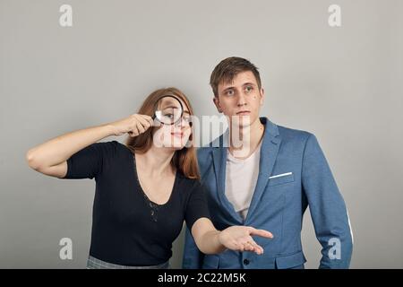 Wunder, durch die Lupe zu schauen, neugierig, verdächtig, erschrocken im Schock Stockfoto