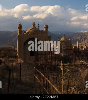 Panoramablick auf den muslimischen Friedhof Semiz Bel bei Kochkor in Naryn, Kirgisistan Stockfoto
