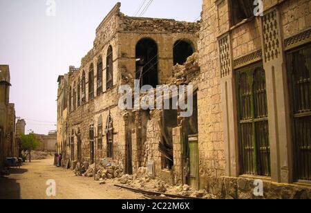 Ruiniertes Gebäude im Kolonialstil an der Straße von Massawa in Eritrea Stockfoto