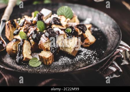 Geschnittener Pfannkuchen, Kaiserschmarrn delish Dessert mit Pflaumen, Foodfotografie, Essen lieferbar Stockfoto