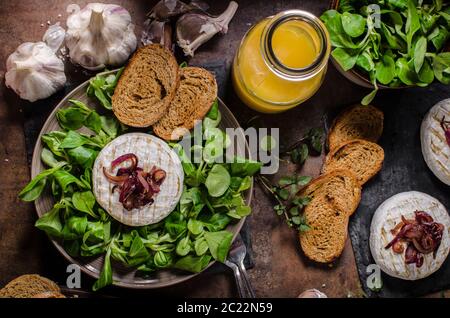 Camembert Käse mit Salat, Panini Brot und süße rote Zwiebel Stockfoto