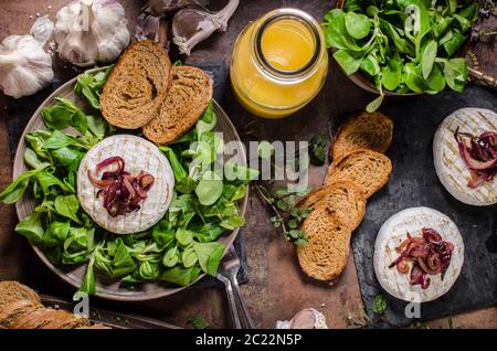 Camembert Käse mit Salat, Panini Brot und süße rote Zwiebel Stockfoto